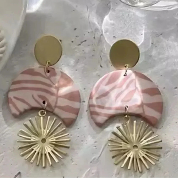 Soleil Blush Star Earrings - Picture 6 of 11